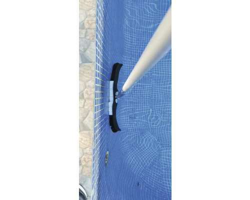 Brosse de piscine avec manche télescopique dans la piscine