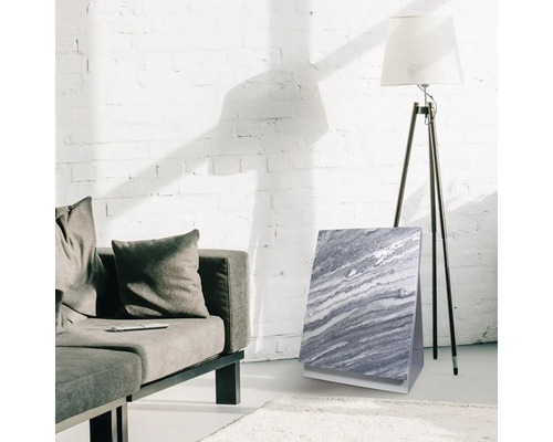 Scène avec canapé, lampadaire et chauffage infrarouge avec motif de pierre