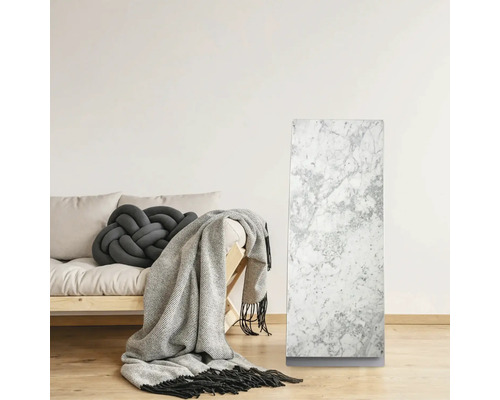 Salon avec canapé, coussin décoratif, couverture et radiateur aspect marbre