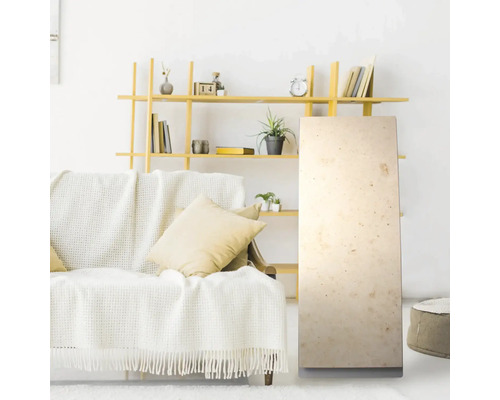 Pièce lumineuse avec canapé, étagère et miroir