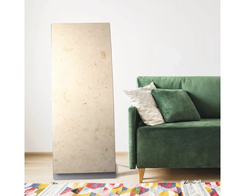 Scène de salon avec miroir, canapé et tapis