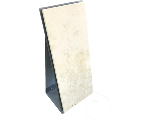 Carreau de travertin sur un présentoir