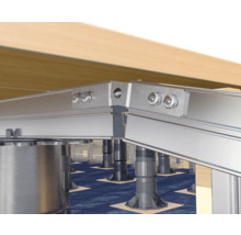 Unterkonstruktion einer Terrasse mit justierbaren Stelzlagern und Aluminiumprofilen