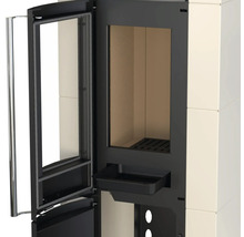 Ofen mit offenem Glasfenster und Ascheschublade