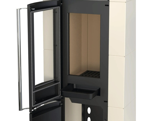 Ofen mit offenem Glasfenster und Ascheschublade