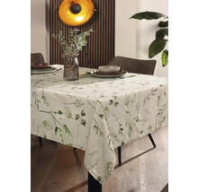 Table à manger dressée avec une nappe à motif végétal