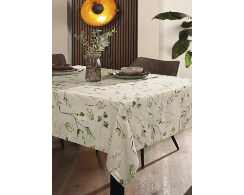 Table à manger dressée avec une nappe à motif végétal