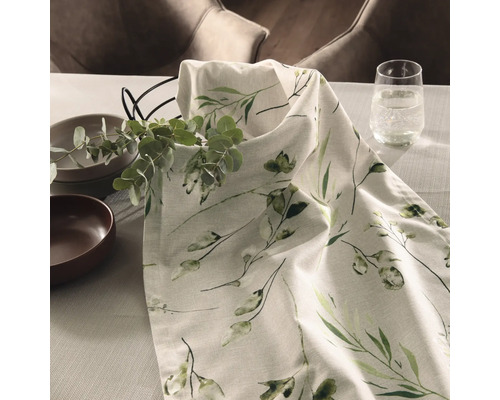 Décoration de table avec chemin de table, vaisselle, verre et branches d''eucalyptus sur une table
