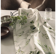 Chemin de table décoratif à motif de plantes sur une table avec de la vaisselle et un verre d''eau