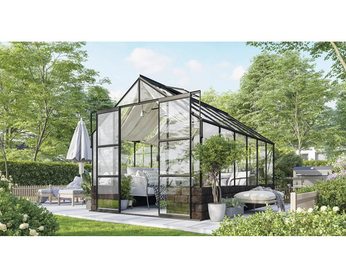 Vue de jardin avec serre, sièges et barbecue