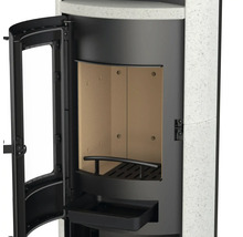 Kaminofen mit offener Tür für Brennholz