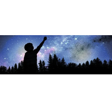 Silhouette eines Kindes unter einem Sternenhimmel mit Waldkulisse
