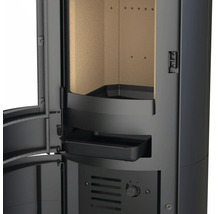 Detailansicht eines Kaminofens mit offener Tür und Innenraum