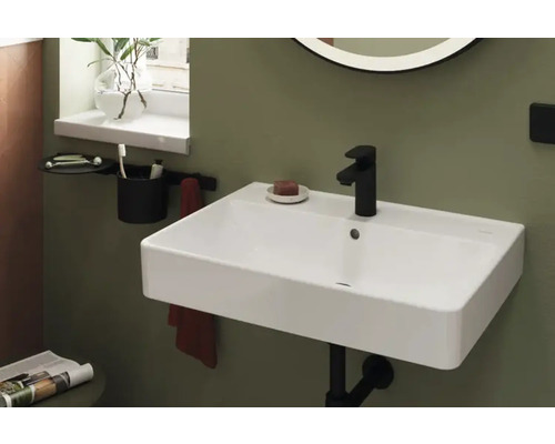 Detailansicht eines Badezimmers mit Waschbecken, Armatur und Accessoires