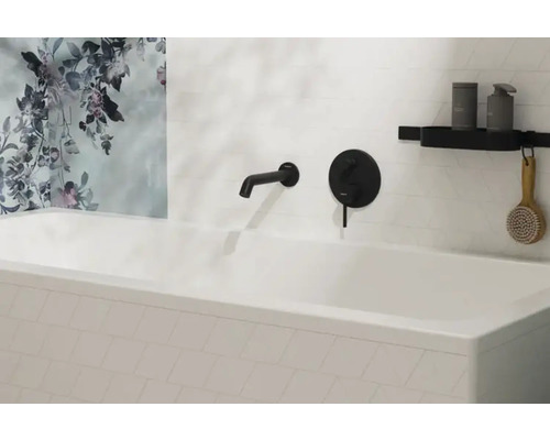 Badezimmerszene mit Badewanne, Armatur und Zubehör