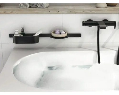 Badezimmer mit Badewanne, Armatur und Ablage mit Badutensilien