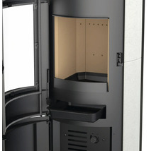 Detailansicht eines Kaminofens mit offener Tür