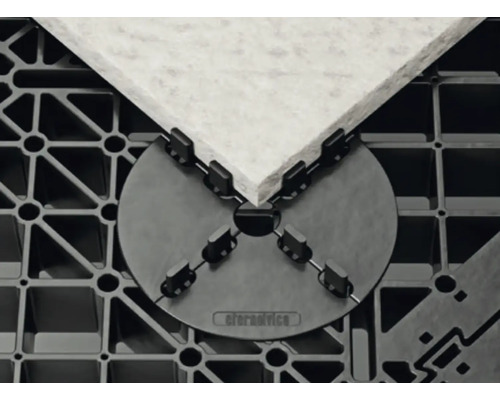 Detailansicht einer Terrassenfliese, die mit einem Clipsystem auf einem Untergrund befestigt ist.