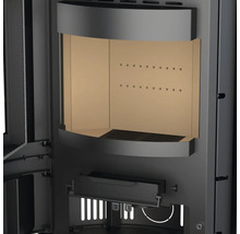 Detailansicht eines Kaminofens mit offenem Feuerraum