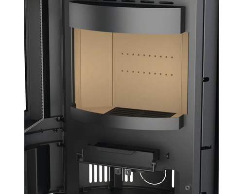 Detailansicht eines Kaminofens mit offenem Feuerraum