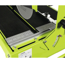 Detailaufnahme einer Fliesenschneidmaschine mit Maßanzeige und Sägeblatt