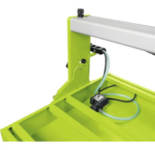 Detailansicht einer Fliesenschneidmaschine mit Wasserpumpe und Zuleitung