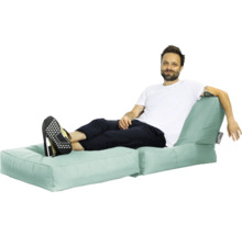 Homme se détendant sur un canapé pouf vert menthe