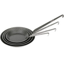 Set aus vier Stahlbratpfannen mit Griff