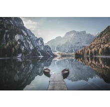 Paysage avec lac, montagnes, forêt et une jetée en bois avec deux bateaux