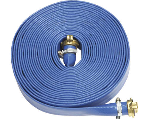 Aufgerollter, flacher Bewässerungsschlauch mit Anschlussstücken