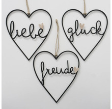 Trois décorations en forme de cœur avec les mots amour, bonheur et joie