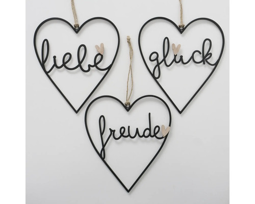 Trois décorations en forme de cœur avec les mots amour, bonheur et joie