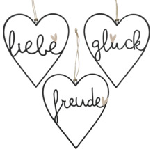 Décoration avec des cœurs portant les mots amour, bonheur et joie