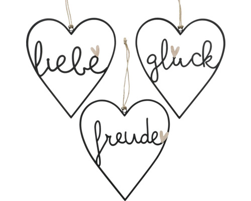 Décoration avec des cœurs portant les mots amour, bonheur et joie