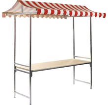 Stand de vente avec store rayé rouge et blanc et plateau de table en bois