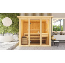 Helle Holzsauna mit Glastür in einem Badezimmer mit Badewanne und Waschtisch