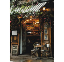 Vue extérieure d''un restaurant avec table et chaises
