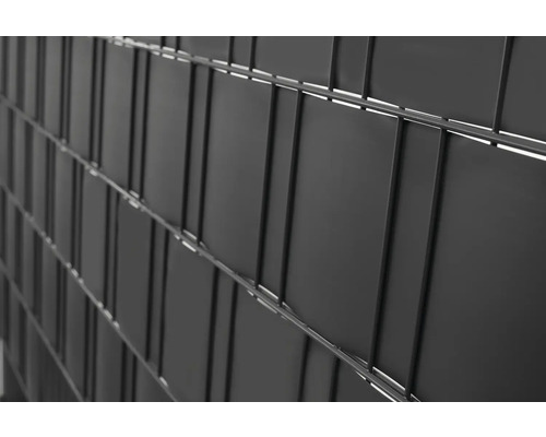 Gros plan d''une clôture en treillis métallique à double fil avec des bandes d''intimité.