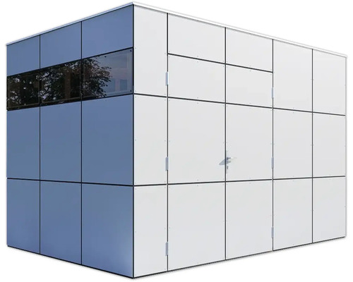 Bâtiment avec façade en panneaux et fenêtres