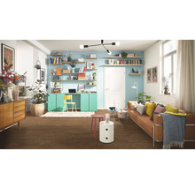 Salon avec étagères, bureau, canapé et parquet