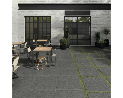 Aussenbereich mit Terrassenplatten, Tischen, Stühlen und Pflanzen