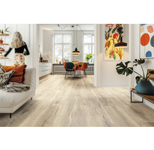 Intérieur lumineux avec parquet, table à manger et décoration
