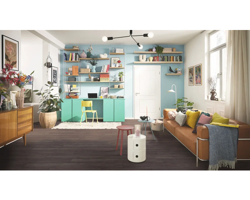 Wohnzimmer mit Sofa, Regalen und Arbeitsbereich
