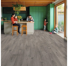 Cuisine claire avec plancher en bois et famille