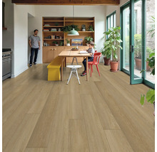 Pièce à vivre lumineuse avec parquet, table à manger et plantes d''intérieur