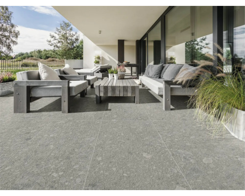 Terrasse mit grauen Terrassenplatten und Gartenmöbeln