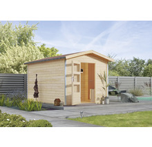 Holzsauna mit geöffneter Tür in einem Garten