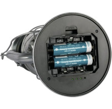 Laterne mit offenem Batteriefach und eingelegten Akkus