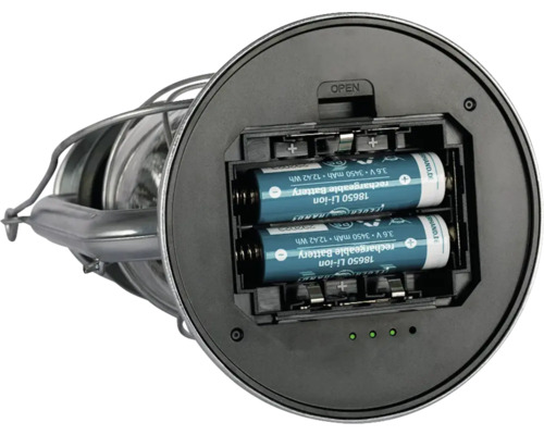 Lot de 2 batteries rechargeables Feuerhand pour Baby Special FH-18650-LI-ION Lanterne avec compartiment à piles ouvert et piles insérées
