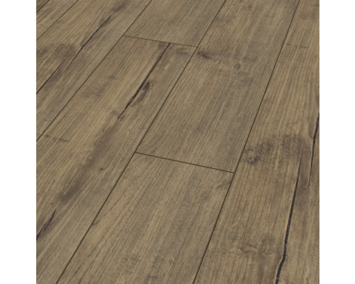 Nahaufnahme von verlegtem Laminatboden in Holzoptik.